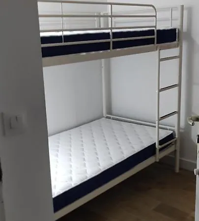 F1 Type Loft Plein Centre, Calme, Clim, Refait A Neuf Et A 200m Du Port *