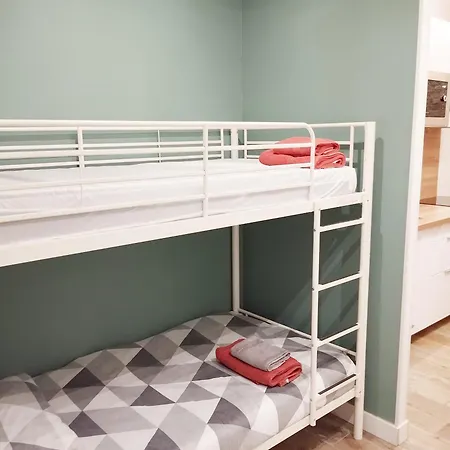F1 Type Loft Plein Centre, Calme, Clim, Refait A Neuf Et A 200m Du Port *