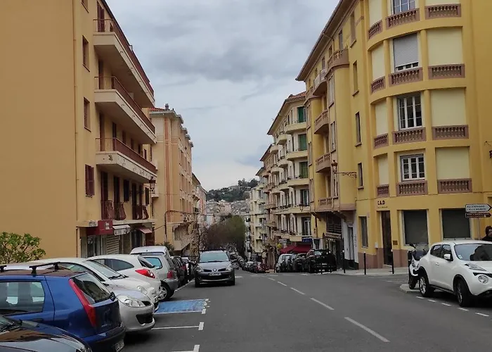 דירה F1 Type Loft Plein Centre, Calme, Clim, Refait A Neuf Et A 200m Du Port *