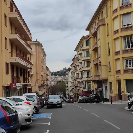 Apartment F1 Type Loft Plein Centre, Calme, Clim, Refait A Neuf Et A 200m Du Port