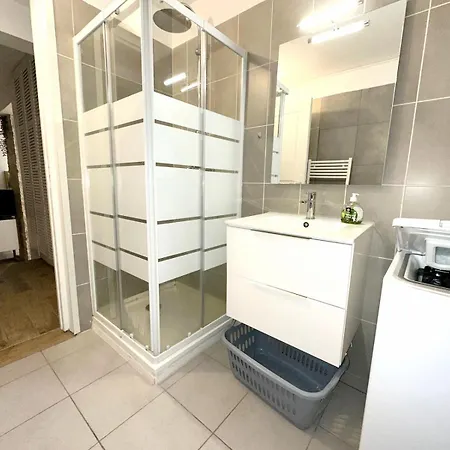 F1 Type Loft Plein Centre, Calme, Clim, Refait A Neuf Et A 200m Du Port Apartment *