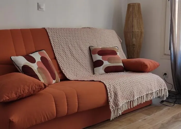 F1 Type Loft Plein Centre, Calme, Clim, Refait A Neuf Et A 200m Du Port Daire *