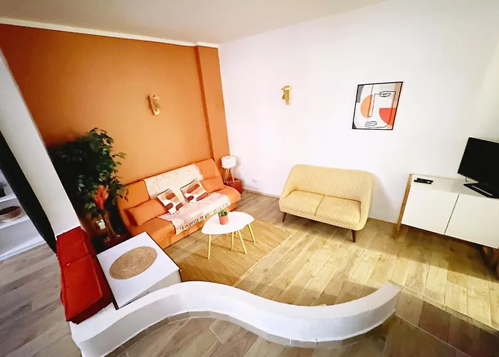 F1 Type Loft Plein Centre, Calme, Clim, Refait A Neuf Et A 200m Du Port Daire